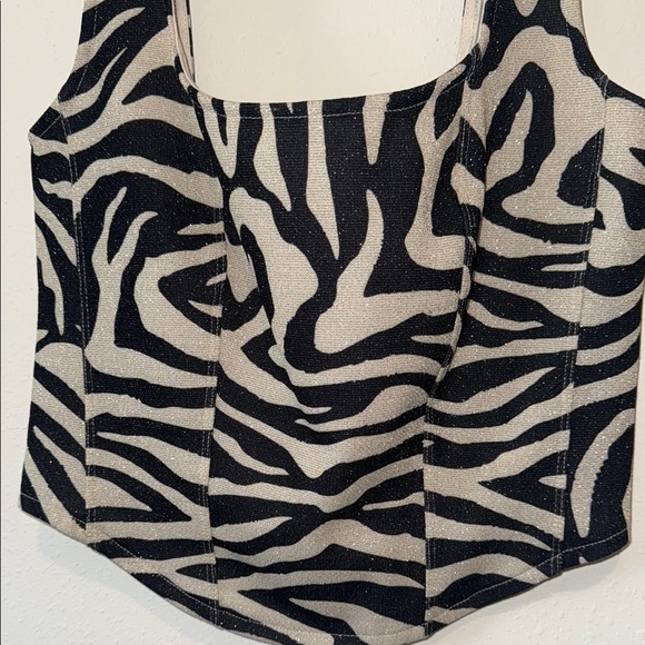 H&M Black and White Zebra Print Fitted Crop Tank Top - Picture 4 of 4